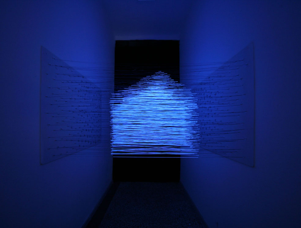 4-Haus - 2010, Fil de laine, lumière UVWool thread, UV light (Dimensions variable)