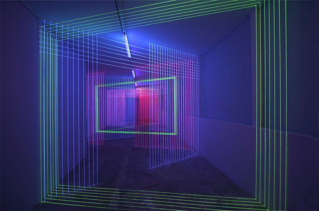 1-3 Labyrinth - 2010, Fil de laine, couleur Day-Glo, lumière UV-Wool thread, Day-Glo color, UV light (Dimensions variable)